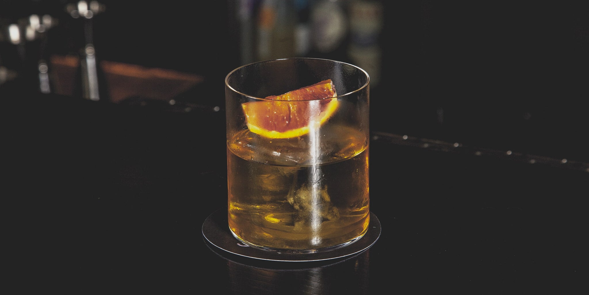 whiskey sour cocktail nio, bicchiere con fetta arancia