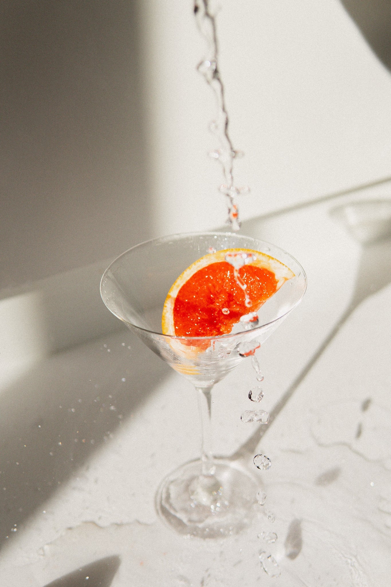 cocktail con fetta di arancia